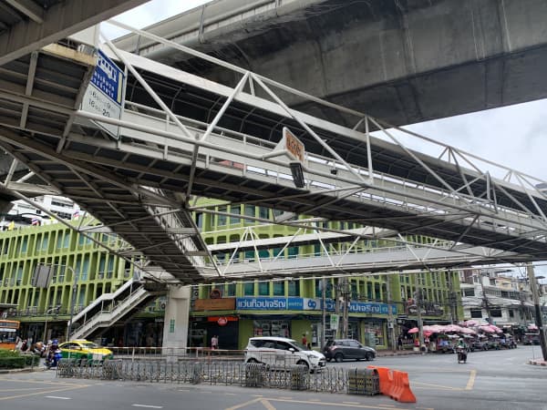 ถนนและอาคารพักอาศัยในย่านอารีย์ กรุงเทพฯ