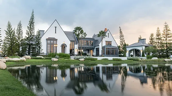 Nantawan Pinklao-Kanchana luxury home beside a water feature